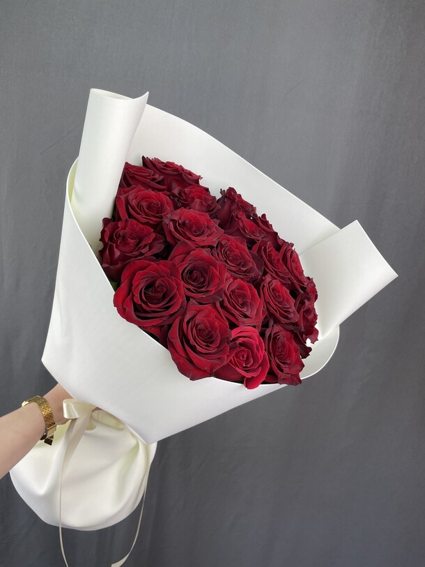 Букет бордовых роз, артикул F1374965 - 9505 рублей, доставка по городу. Flawery - доставка цветов