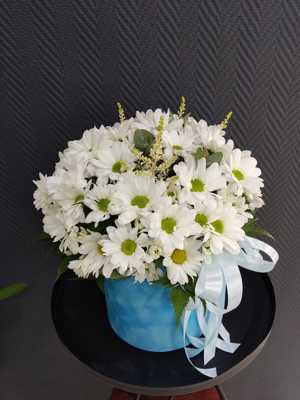 Цветы в бархатной коробке ромашки для милашки, артикул F1434286 - 3500 рублей, доставка по городу. Flawery - доставка цветов