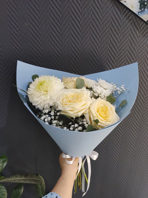 Воздушный летний букет с ароматными розами, хризантемами и гипсофилой, артикул F1435236 - 3500 рублей, доставка по городу. Flawery - доставка цветов