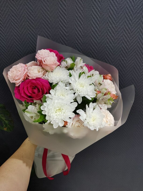 Букет роз с хризантемой и альстромерией, артикул F1444683 - 4950 рублей, доставка по городу. Flawery - доставка цветов