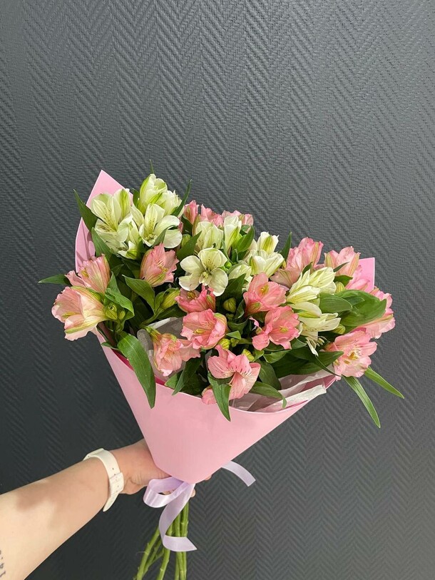 Нежный букет альстромерии, артикул F1445503 - 2750 рублей, доставка по городу. Flawery - доставка цветов