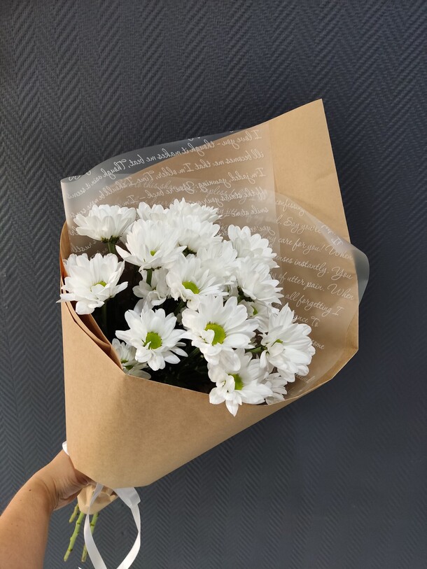 Букет белых ромашек в крафте, артикул F1451497 - 1750 рублей, доставка по городу. Flawery - доставка цветов