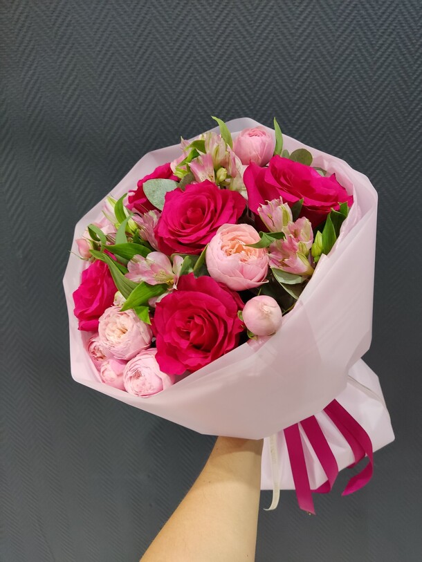 Букет роз и альстромерии романтика, артикул F1457568 - 5990 рублей, доставка по городу. Flawery - доставка цветов