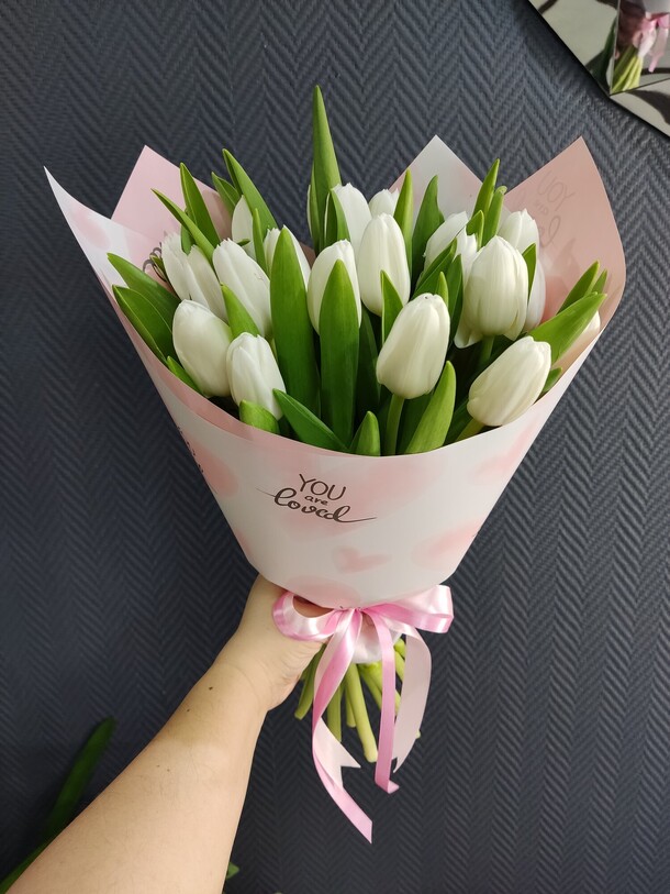 Белые тюльпаны, 21 шт. Букет ты любимаа, артикул F1536853 - 5000 рублей, доставка по городу. Flawery - доставка цветов