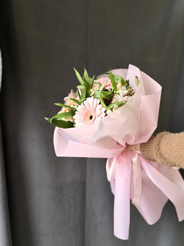 Букет из гербер и альстромерий, артикул F1534227 - 2600 рублей, доставка по городу. Flawery - доставка цветов