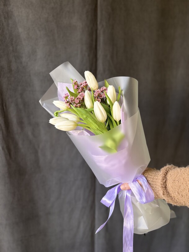 Букет из 9 тюльпанов и хамелациума, артикул F1534451 - 3100 рублей, доставка по городу. Flawery - доставка цветов