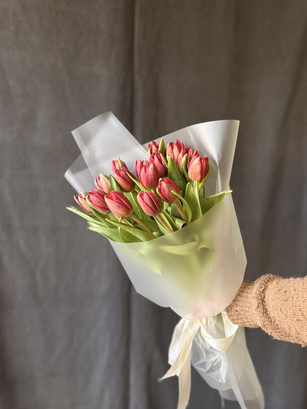 Букет из 15 красных тюльпан, артикул F1534460 - 4400 рублей, доставка по городу. Flawery - доставка цветов
