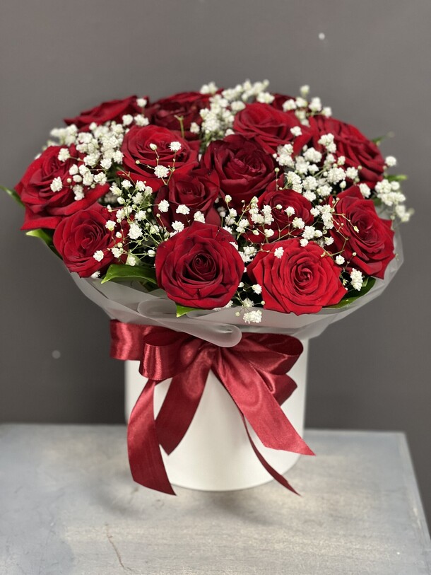 ✅композиция в шляпной коробки из 15 роз и гипсофилы, артикул F1221084 - 8800 рублей, доставка по городу. Flawery - доставка цветов