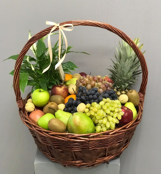 ✅фруктовая корзина со спацифилумом, артикул F1244839 - 11435 рублей, доставка по городу. Flawery - доставка цветов