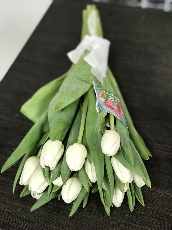 ✅букет из 13 белых тюльпанов, артикул F46090 - 4770 рублей, доставка по городу. Flawery - доставка цветов