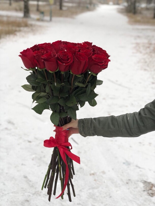 Букет из 19 алых роз, артикул F46242 - 11990 рублей, доставка по городу. Flawery - доставка цветов