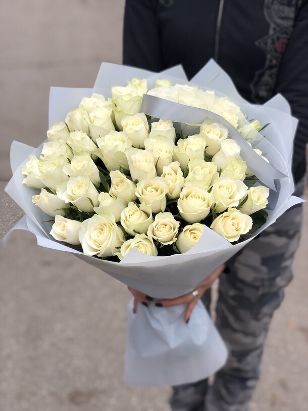 Букет из 51 белой розы, артикул F57752 - 33950 рублей, доставка по городу. Flawery - доставка цветов