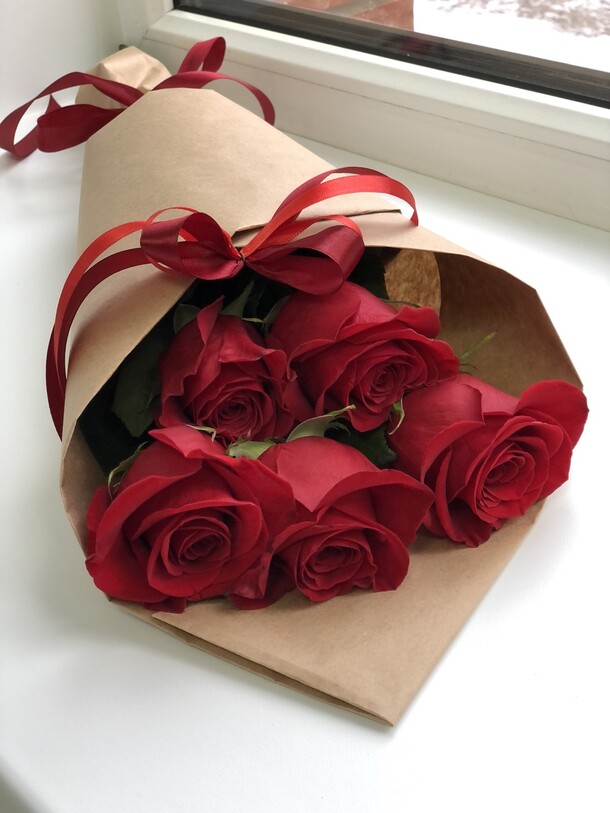 5 роз в крафте, артикул F63219 - 3550 рублей, доставка по городу. Flawery - доставка цветов
