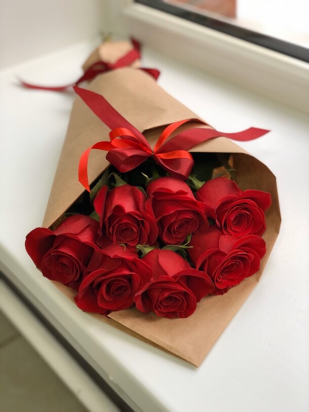 Букет из 7 роз в крафте, артикул F63221 - 4770 рублей, доставка по городу. Flawery - доставка цветов