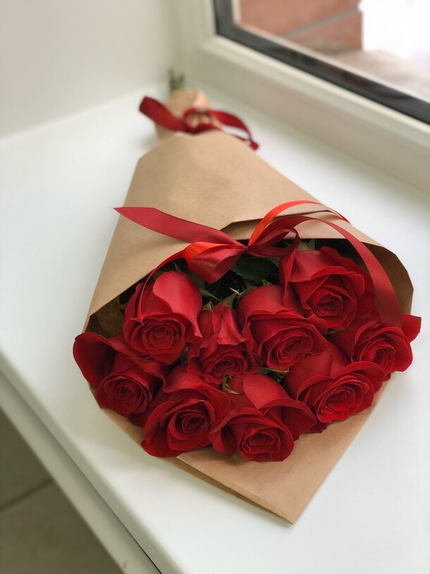 Букет из 9 роз в крафте, артикул F63226 - 5990 рублей, доставка по городу. Flawery - доставка цветов