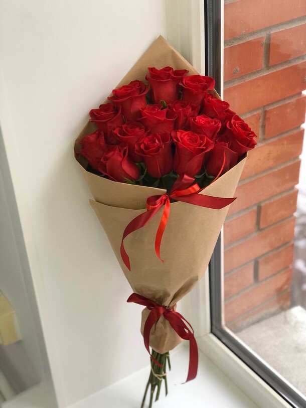 Букет из 15 красных роз в крафте, артикул F63227 - 9800 рублей, доставка по городу. Flawery - доставка цветов