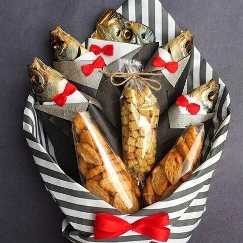 Мужской букет с рыбой  и сухариками, артикул F70989 - 2830 рублей, доставка по городу. Flawery - доставка цветов