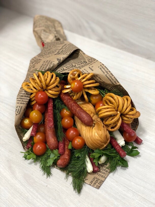 Мужской букет из колбасок, сыра, черри и крендельков, артикул F71046 - 7973 рублей, доставка по городу. Flawery - доставка цветов