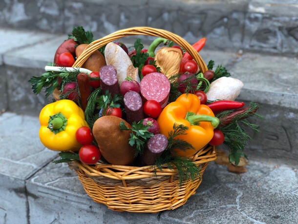 Корзина из колбас и овощей, артикул F71048 - 9079 рублей, доставка по городу. Flawery - доставка цветов