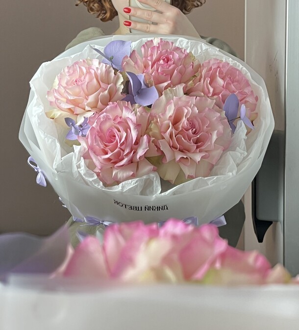 Моно букет французских роз, артикул F1521900 - 4690 рублей, доставка по городу. Flawery - доставка цветов