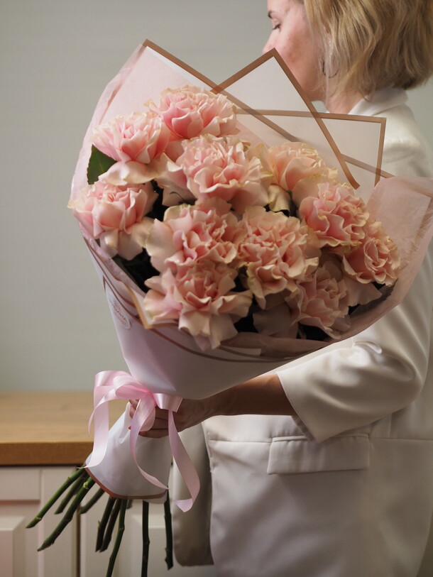 Букет из 11 французских розовых роз, артикул F1237792 - 7080 рублей, доставка по городу. Flawery - доставка цветов