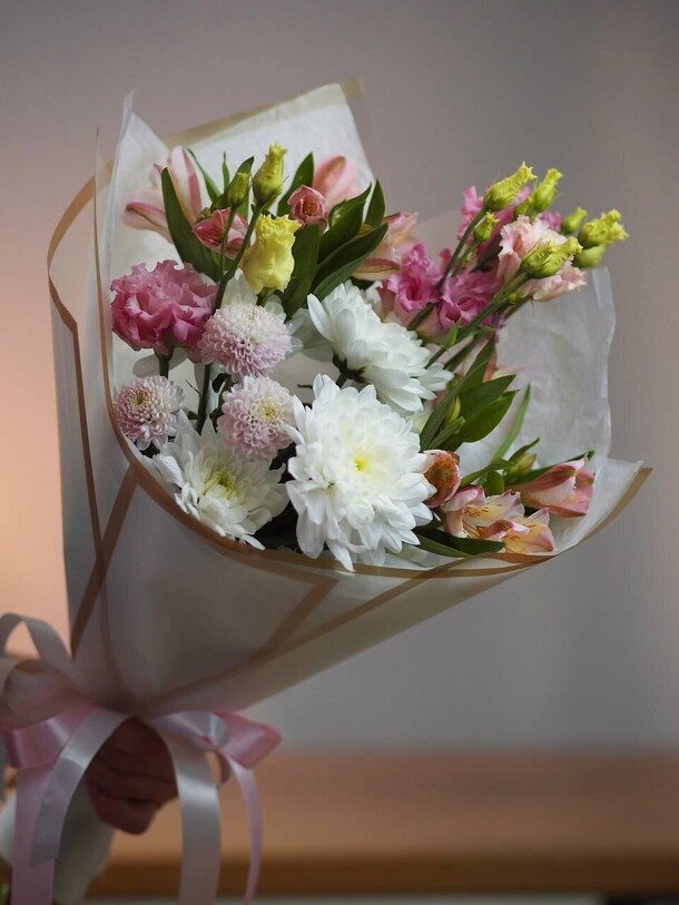 Красивый букет комплимент из хризантемы, альстромерии и эустомы, артикул F1372324 - 2650 рублей, доставка по городу. Flawery - доставка цветов