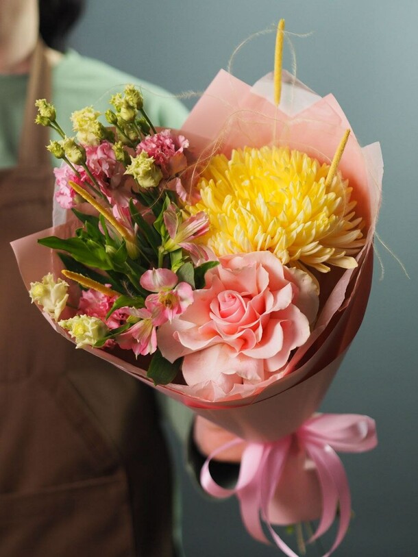 Яркий букет из хризантемы, альстромерии и эустомы, артикул F1489181 - 2490 рублей, доставка по городу. Flawery - доставка цветов