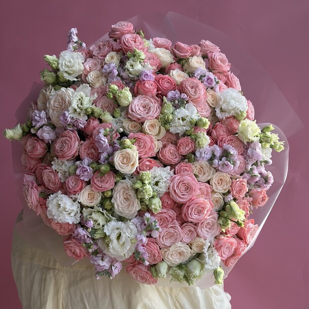 Огромный букет из пионовидных роз и эустомы, артикул F1536070 - 22718 рублей, доставка по городу. Flawery - доставка цветов