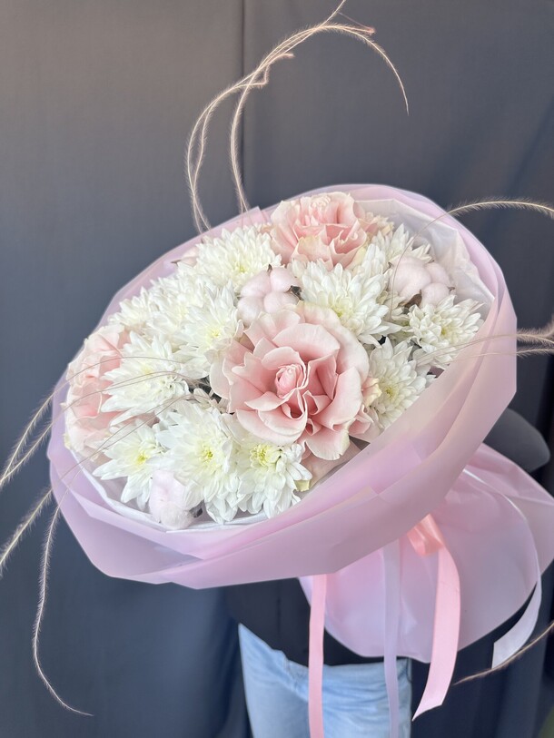 Большой букет «воздушный поцелуй» с французской розой, кустовой хризантемой и хлопком, артикул F1407450 - 4900 рублей, доставка по городу. Flawery - доставка цветов