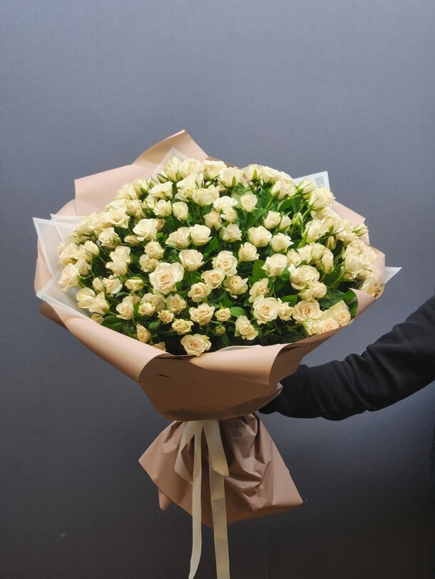 Сливочно-цветочные грани - букет из 25 роз кустовых в упаковке, артикул F1322012 - 10850 рублей, доставка по городу. Flawery - доставка цветов