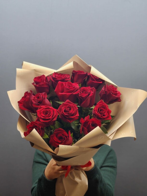 Соблазн - букет из 15 роз красных в упаковке, артикул F1322017 - 5690 рублей, доставка по городу. Flawery - доставка цветов