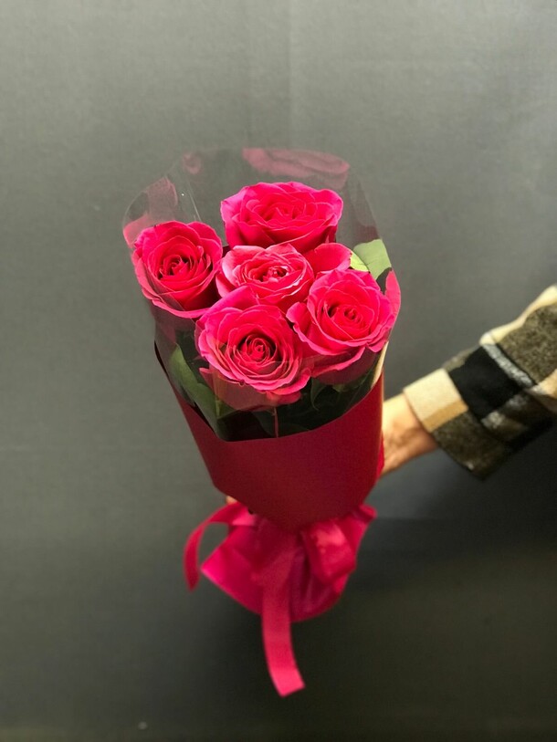 Сладкий поцелуй - букет из 5 роз в упаковке, артикул F1421074 - 1995 рублей, доставка по городу. Flawery - доставка цветов