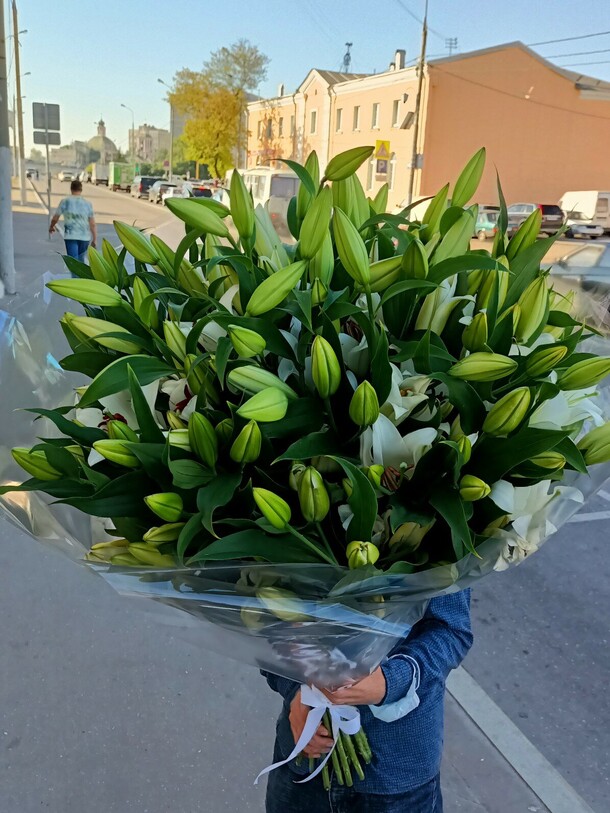 Букет из 25 шт лилия, артикул F1069006 - 20900 рублей, доставка по городу. Flawery - доставка цветов