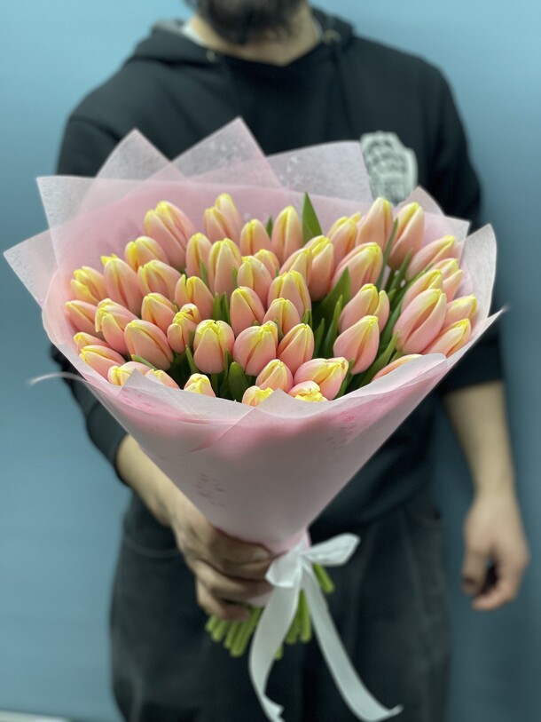 51 тюльпанов, артикул F1102035 - 18544 рублей, доставка по городу. Flawery - доставка цветов