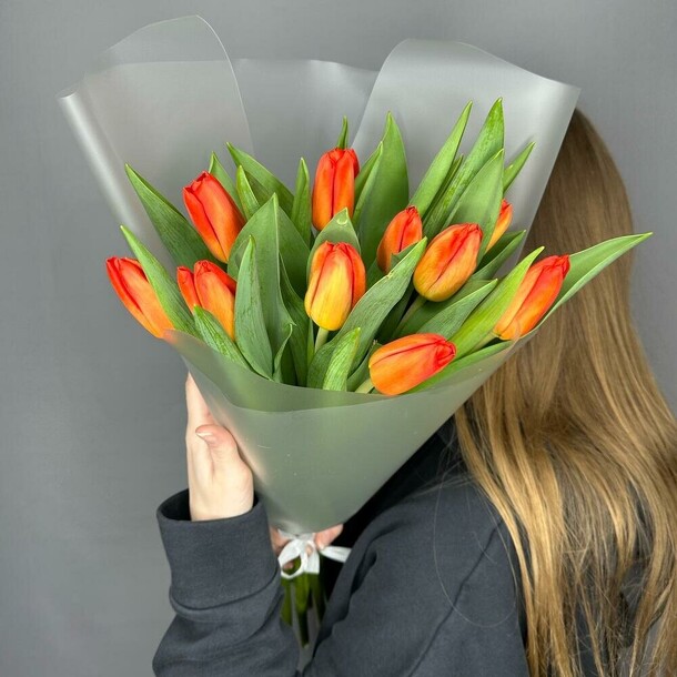 Букет из 11 тюльпанов, артикул F1261939 - 3098 рублей, доставка по городу. Flawery - доставка цветов