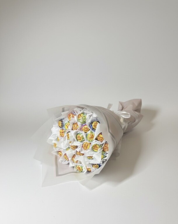 Букет из чупа-чупс мини любимой девушке / жене / маме, артикул F1520813 - 2783 рублей, доставка по городу. Flawery - доставка цветов