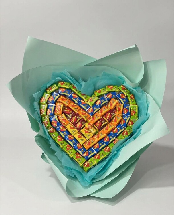 Букет love is любимой девушке / жене / маме, артикул F1521065 - 4356 рублей, доставка по городу. Flawery - доставка цветов