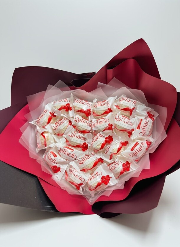 Букет из рафаэлло «сердце» любимой девушке / жене / маме, артикул F1521066 - 4719 рублей, доставка по городу. Flawery - доставка цветов