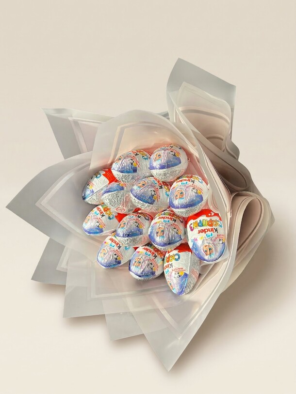 Букет из киндер сюрприз любимой девушке / жене / маме / девушке / детям / ребенку, артикул F1534529 - 7900 рублей, доставка по городу. Flawery - доставка цветов