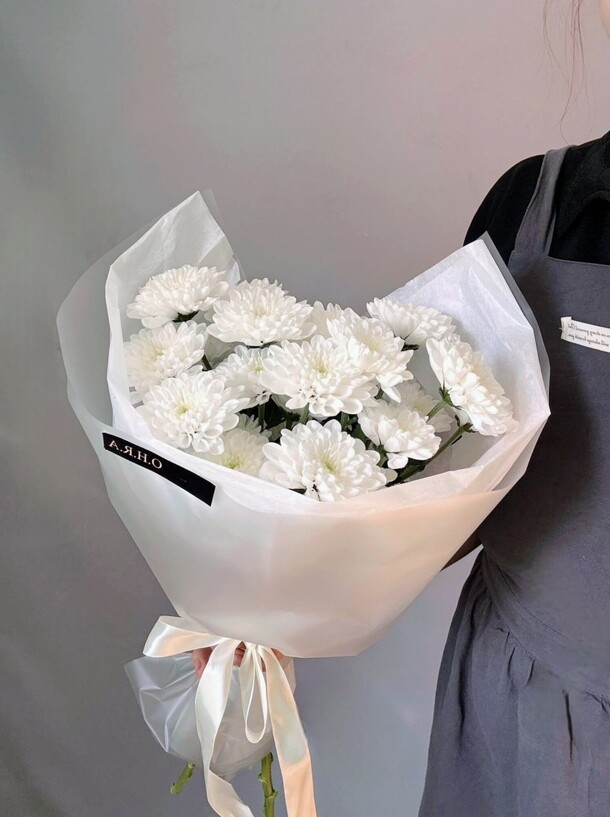 Цветы букет хризантем «белоснежка», артикул F1426905 - 2970 рублей, доставка по городу. Flawery - доставка цветов