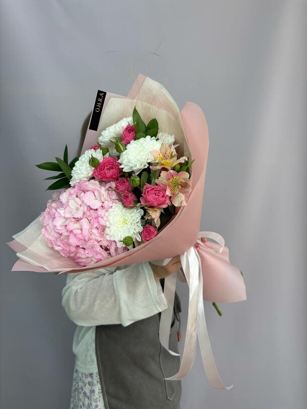 Букет с гортензией, артикул F1443590 - 5650 рублей, доставка по городу. Flawery - доставка цветов