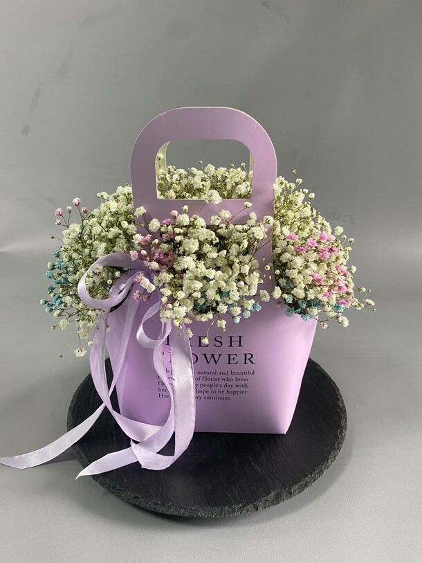 Композиция в сумке с гипсофилой, артикул F1444909 - 5000 рублей, доставка по городу. Flawery - доставка цветов