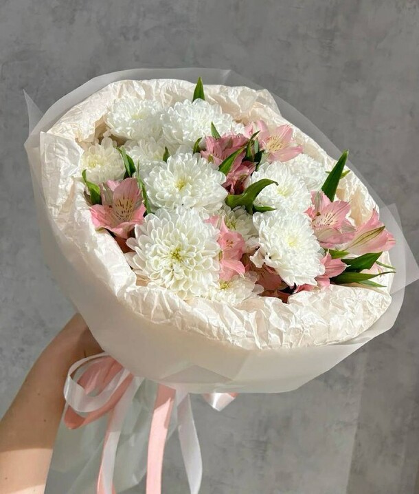 Букет-презент на праздник, артикул F1527613 - 2960 рублей, доставка по городу. Flawery - доставка цветов