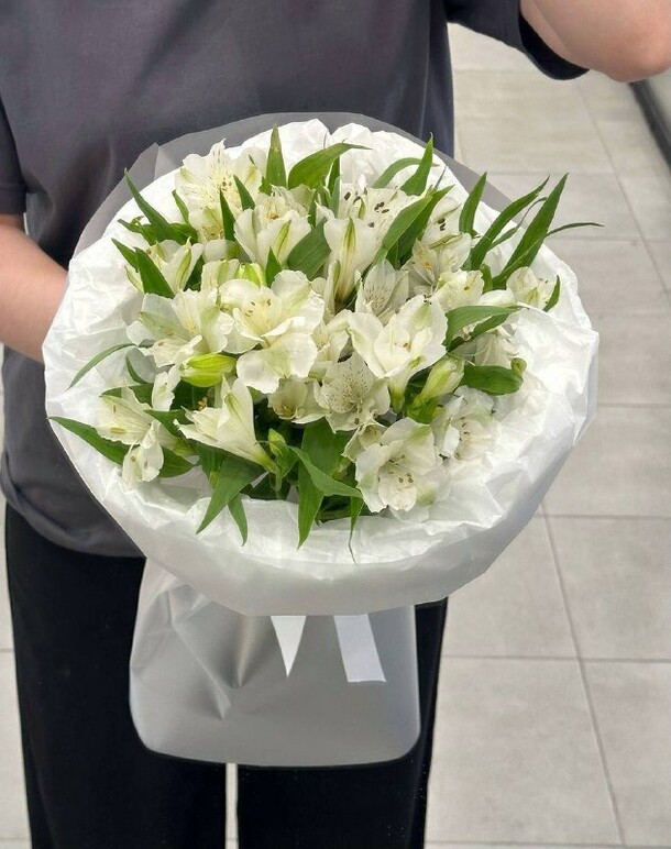 Букет из белой альстромерии, 8 март, артикул F1527616 - 2880 рублей, доставка по городу. Flawery - доставка цветов