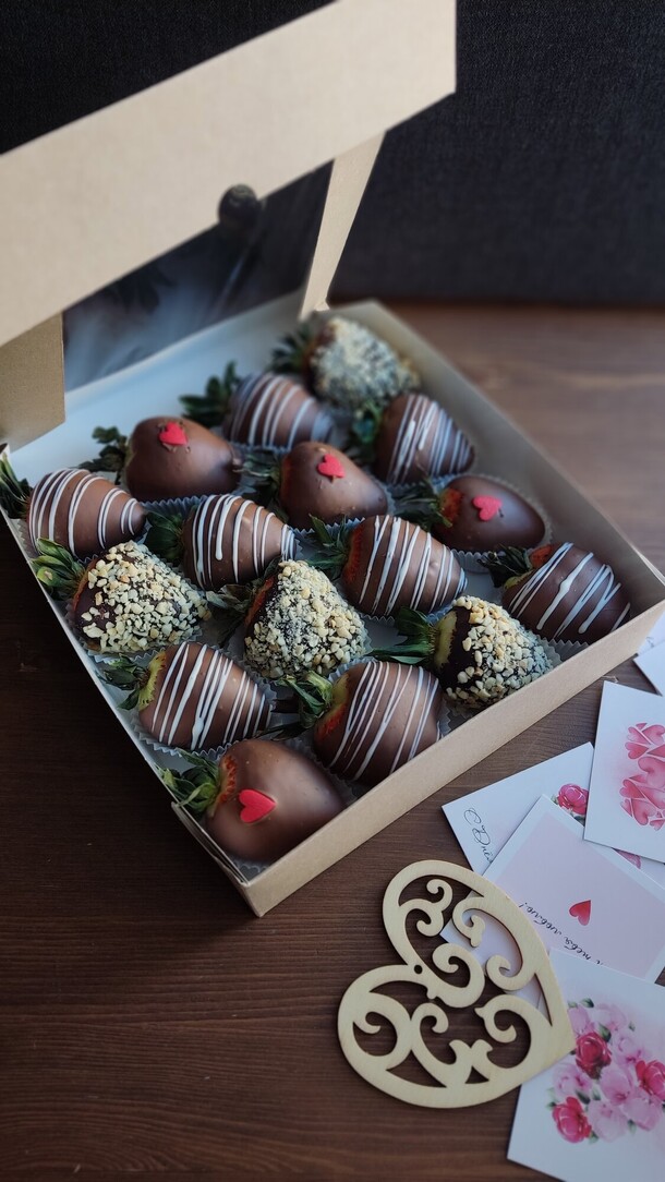 16 крупных клубник в шоколаде. Бокс, артикул F1104284 - 4400 рублей, доставка по городу. Flawery - доставка цветов