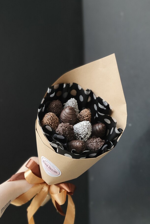 Комплимент 200 , клубника в шоколаде, артикул F1104285 - 2715 рублей, доставка по городу. Flawery - доставка цветов