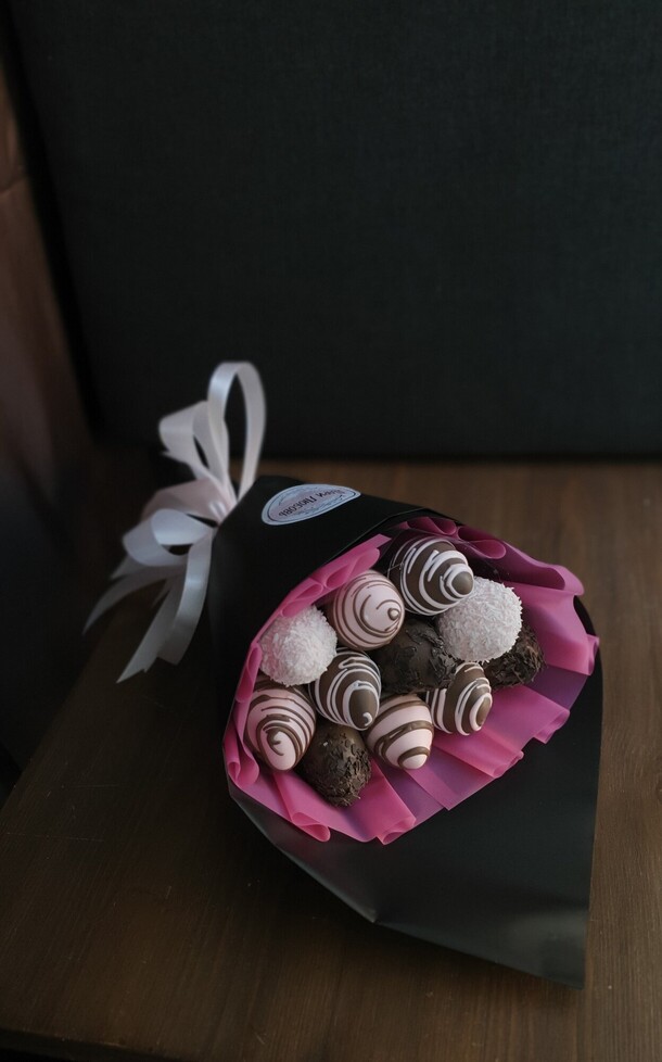 Комплимент, клубника в шоколаде, артикул F1104286 - 3086 рублей, доставка по городу. Flawery - доставка цветов