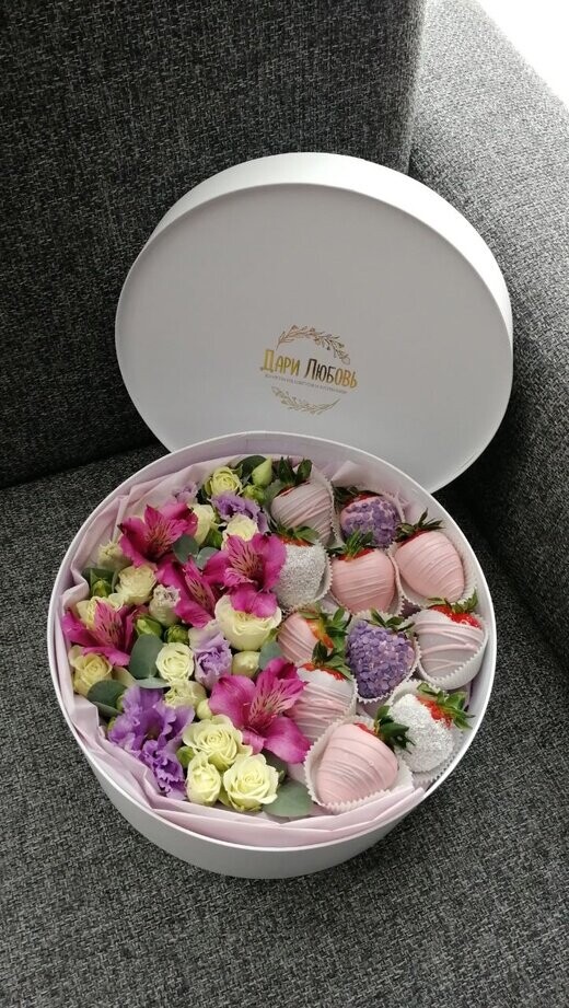 Box berry, клубника в шоколаде, артикул F1104369 - 4183 рублей, доставка по городу. Flawery - доставка цветов