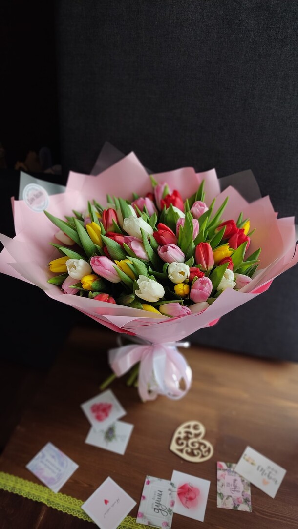 51 яркий и сочный тюльпан. Букет. 8 марта, артикул F1256337 - 8500 рублей, доставка по городу. Flawery - доставка цветов