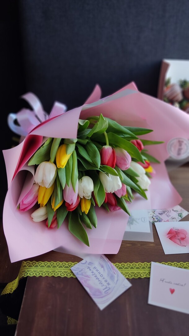 25 ярких тюльпанов для нее. Букет. 8 марта, артикул F1256342 - 3900 рублей, доставка по городу. Flawery - доставка цветов